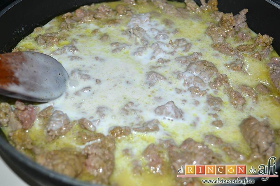 Espaguetis con carne y curry, remover bien y dejar que evapore