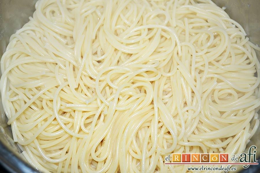 Espaguetis con carne y curry, escurrir la pasta ya hecha