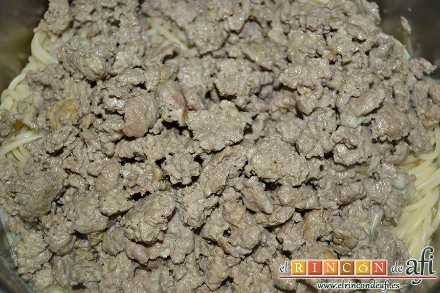 Espaguetis con carne y curry, volcar la carne con la salsa de curry sobre la pasta