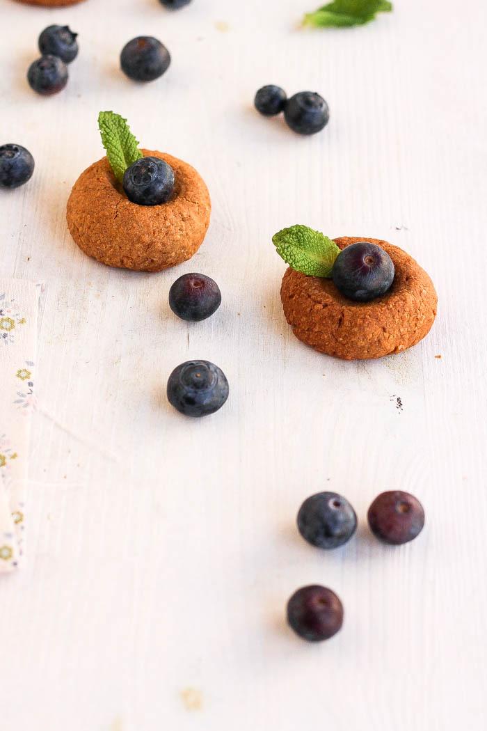 Arándanos frescos y galletas