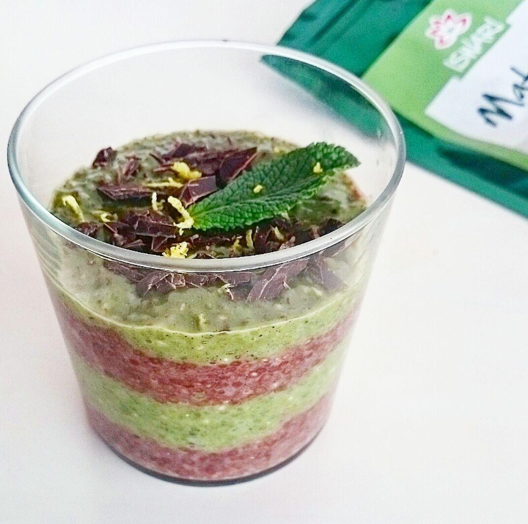 Vaso de chía pudding de matcha y chocolate . Detrás del vaso aparece la bolsa de té matcha de la marca Iswari.