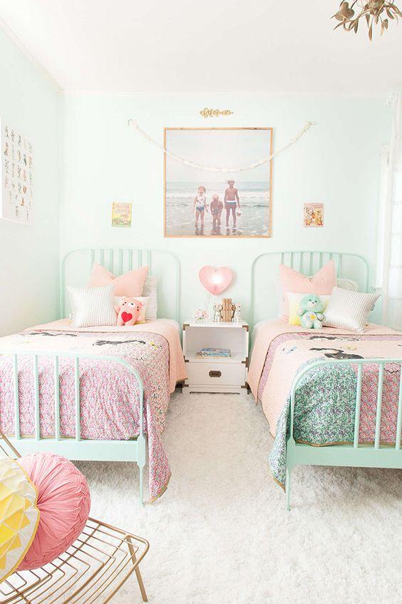 Dormitorio infantil compartido con dos camas y decorado en tonalidades pastel