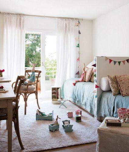 Dormitorio infantil compartido con camas colocadas cabezal con cabezal