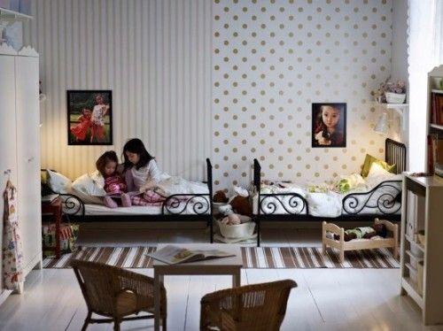Dormitorio infantil compartido con camas colocadas piecera con piecera