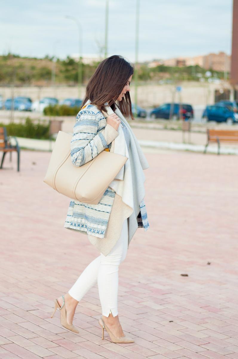 look chic con abrigo estampado