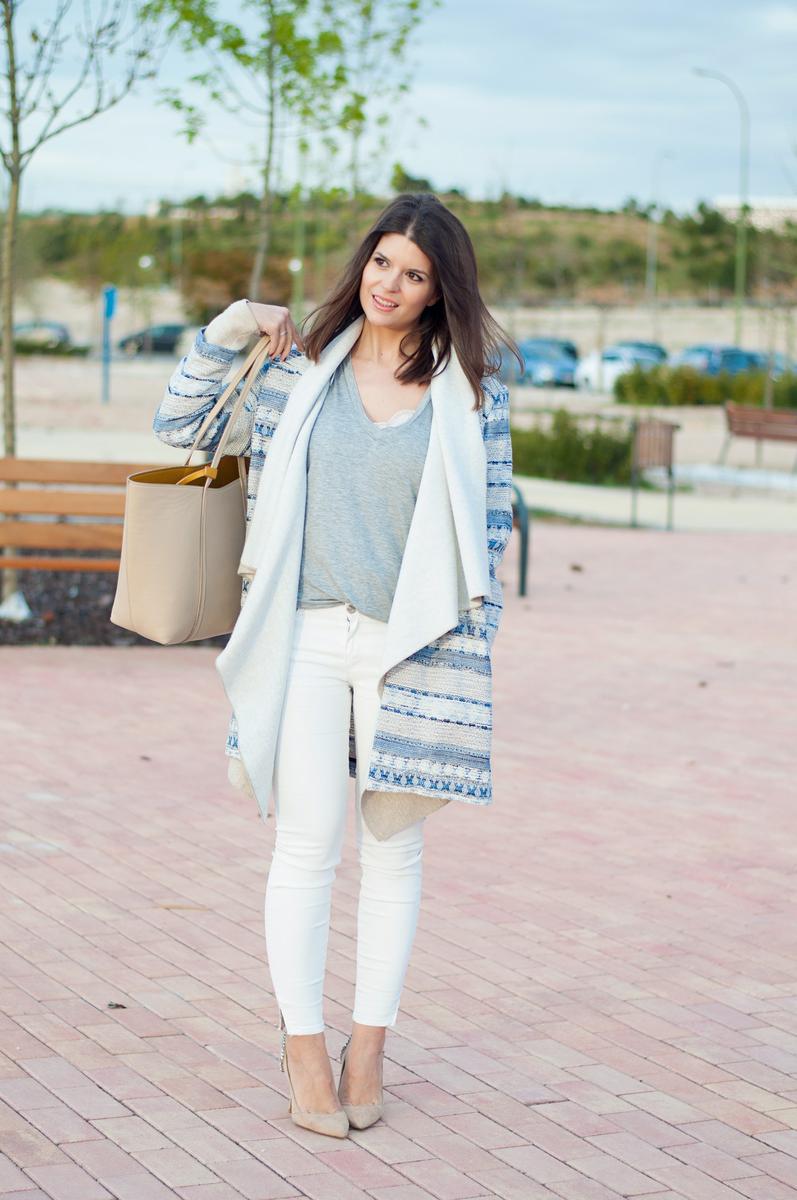 look chic con abrigo estampado