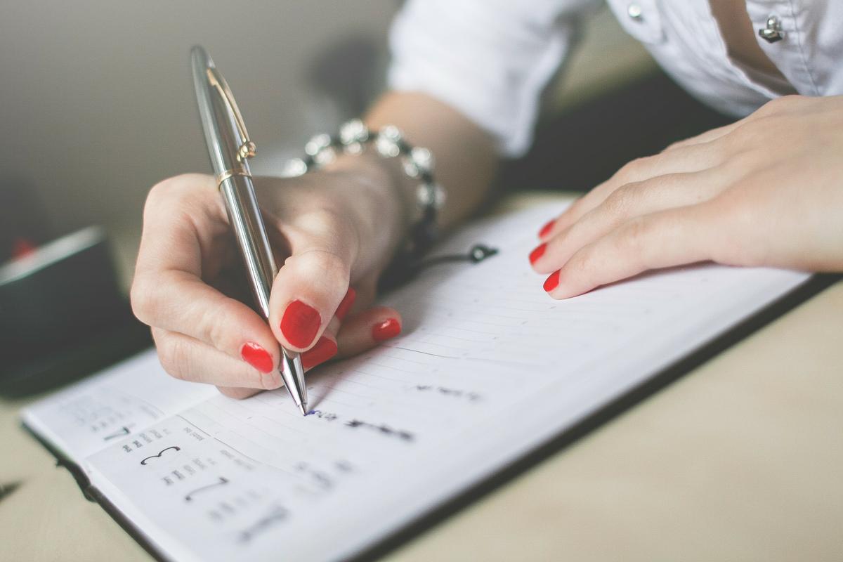 mujer escribiendo - plan para bajar de peso - dietas para adelgazar