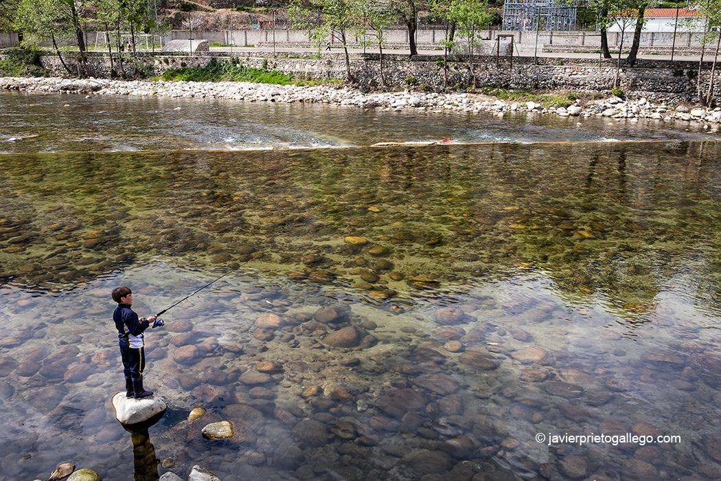Un niño pesca en las aguas del río Jerte. Navaconcejo. Valle del Jerte. Fiesta del Cerezo. Extremadura. España © Javier Prieto Gallego;