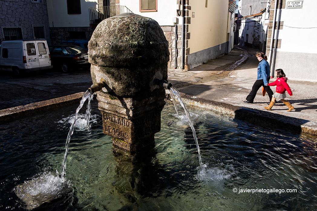 Fuente junto al a iglesia. Piornal. Valle del Jerte. Extremadura. España © Javier Prieto Gallego;