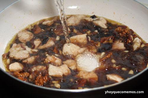 añadir-medio-vaso-de-agua