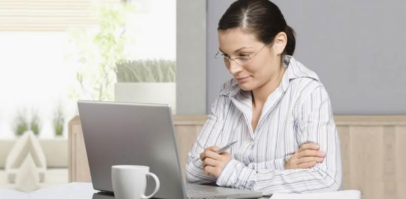 mujer-frente-a-la-computadora RED