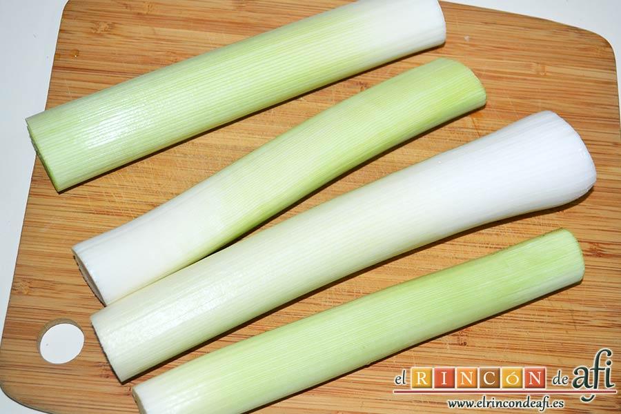 Tortilla de puerros y queso brie, lavar bien los puerros y separar las partes verdes