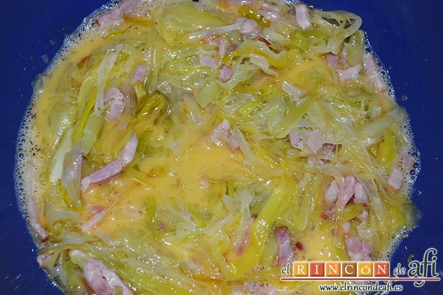Tortilla de puerros y queso brie, agregar los puerros escurridos y el bacon