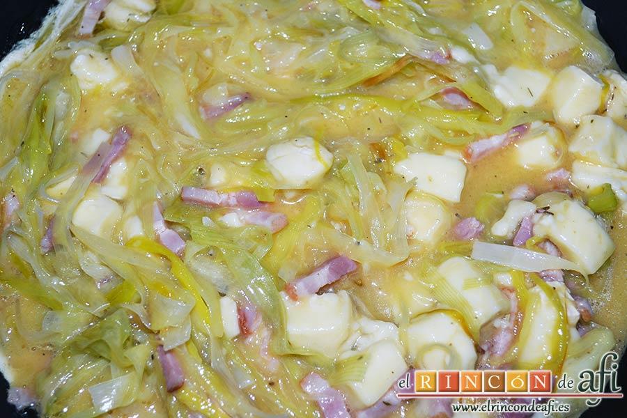 Tortilla de puerros y queso brie, remover bien y poner en una sartén con un poco de aceite de oliva