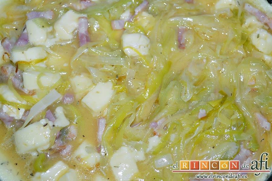 Tortilla de puerros y queso brie, dejar que el huevo cuaje a fuego muy suave