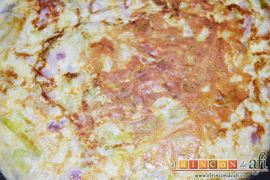 Tortilla de puerros y queso brie, dar la vuelta a la tortilla cuando esté dorada por un lado