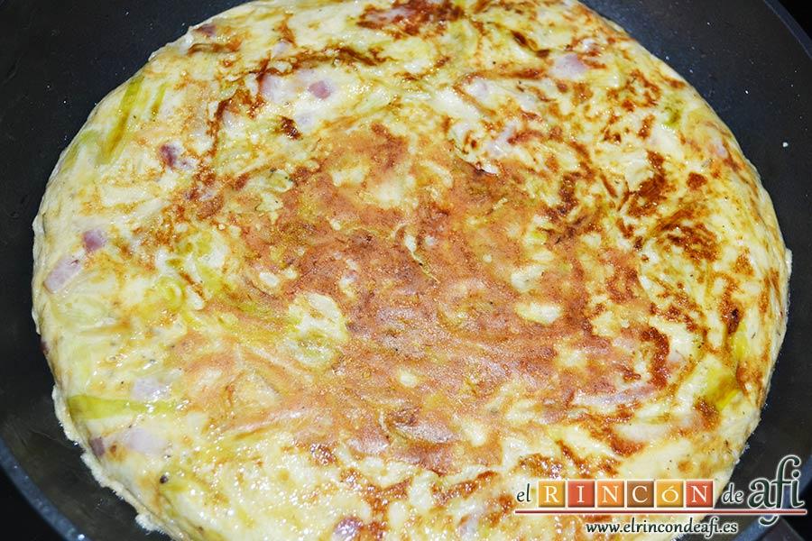 Tortilla de puerros y queso brie, cocinar hasta que quede al gusto