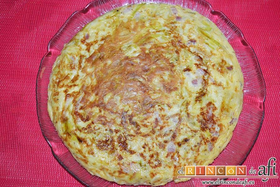Tortilla de puerros y queso brie, emplatar