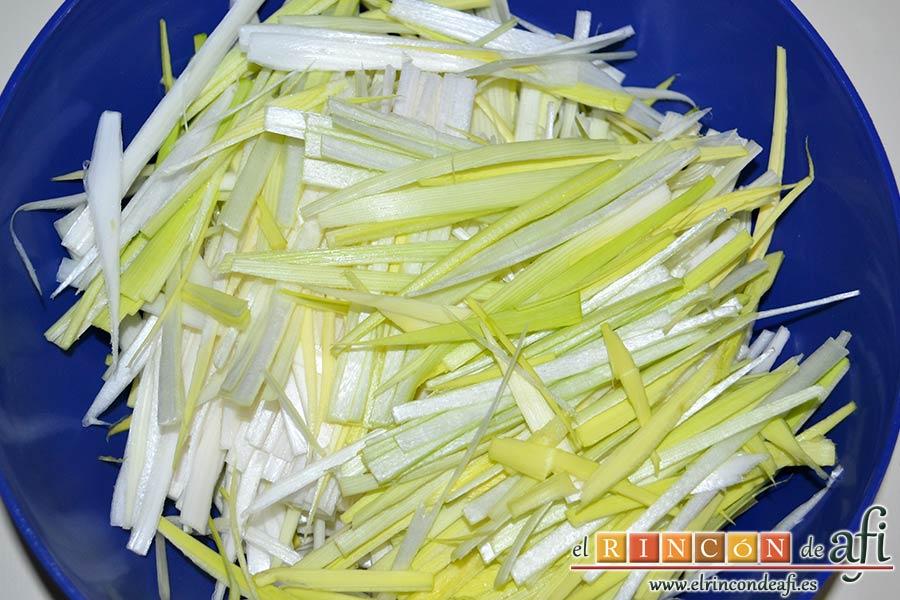 Tortilla de puerros y queso brie, cortarlos en tiras finas