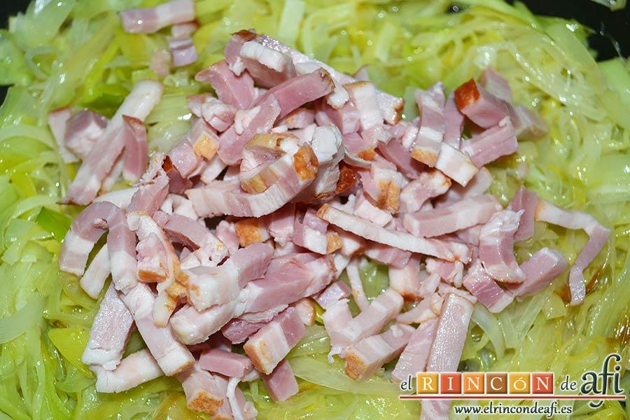 Tortilla de puerros y queso brie, agregar el bacon troceado