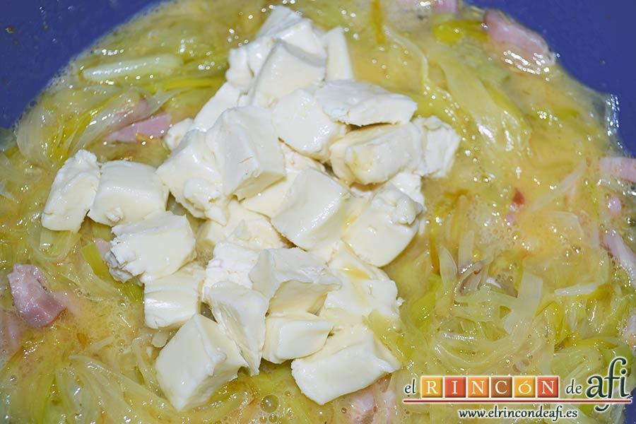 Tortilla de puerros y queso brie, añadir los cubitos de queso