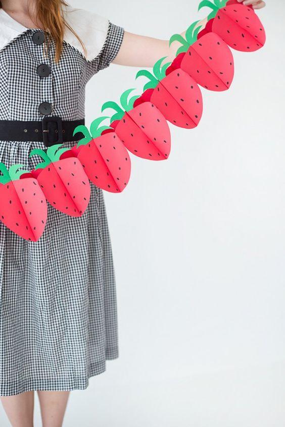 decoracion de fiestas - guirnalda de fresas studiodiy
