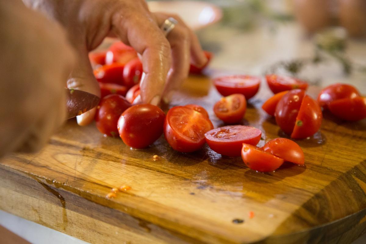 cortando tomates - dieta de la fruta - dietas para adelgazar