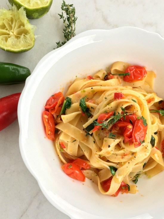 Tagliatelle con Tomatitos, rúcula, lima y jalapeños - Receta con pasta