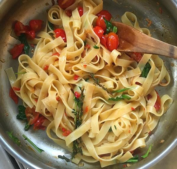 Tagliatelle con Tomatitos, rúcula, lima y jalapeños - Receta con pasta