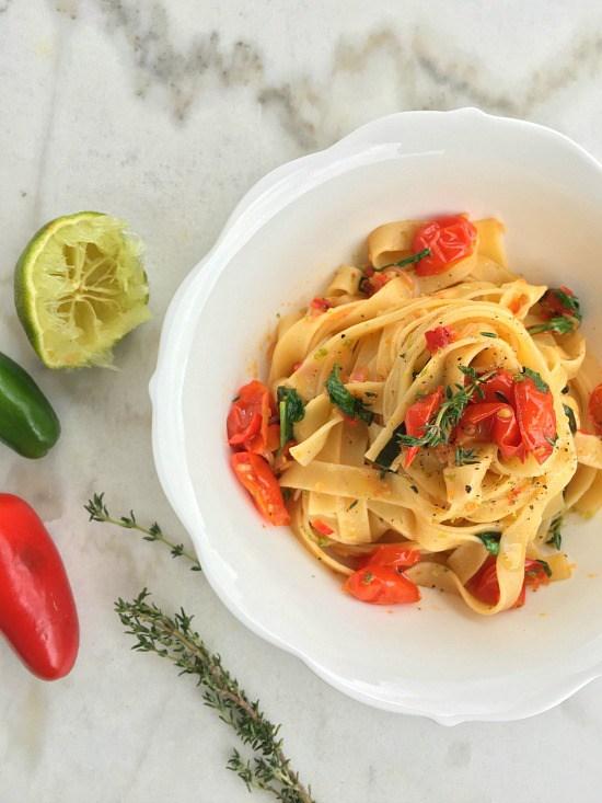 Tagliatelle con Tomatitos, rúcula, lima y jalapeños - Receta con pasta