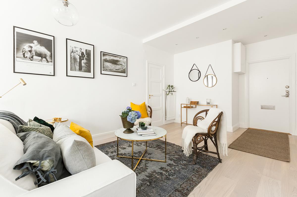 Detalles del salón de un piso pequeño