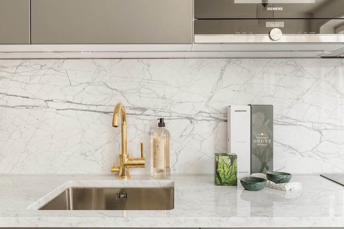 Detalle de la encimera de mármol de la cocina