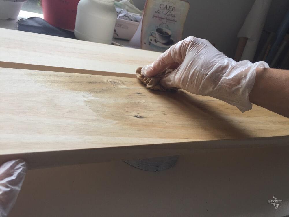 Tuneo de una mesa de centro Ikea Lack con madera y tinte