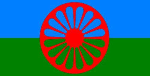 La bandera del pueblo gitano tiene dos franjas de colores: La superior es de color azul y representa el cielo, y la inferior es de color verde y representa la tierra. En el centro se encuentra la rueda, representando el camino desde la India y la libertad.