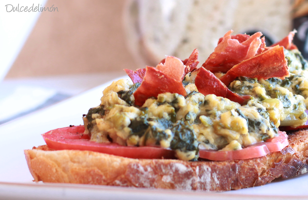 Huevos Revueltos con Escarola en Tosta con Crujiente de Jamón 