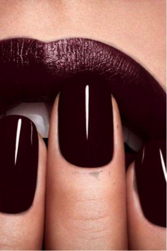 uñas y labios color vino