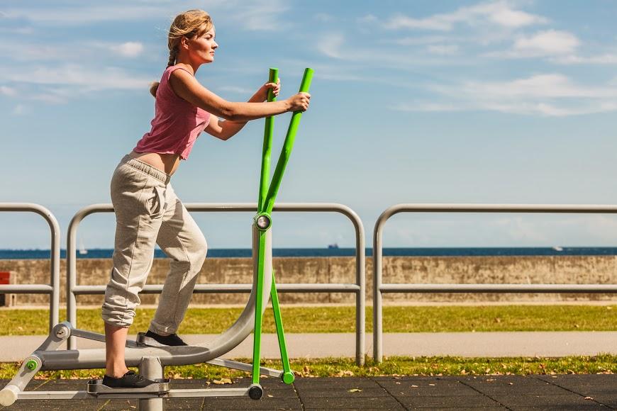 mujer en eliptica - ejercicios para adelgazar - dietas para adelgazar