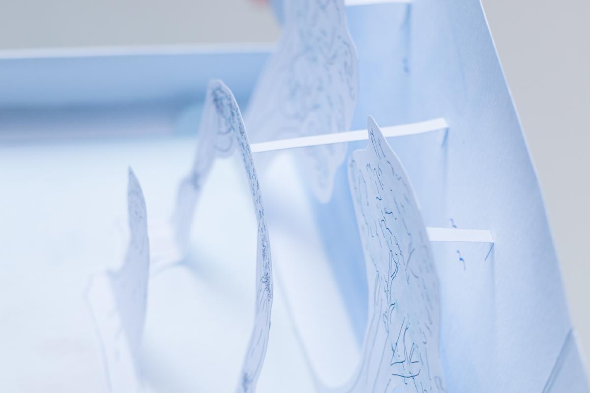 invitación desplegable hecha con una caja. Visto en "IamaMessBlog"