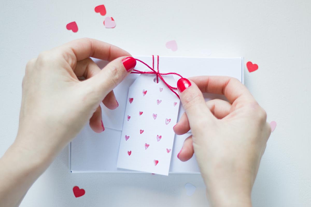 invitación desplegable hecha con una caja. Visto en "IamaMessBlog"