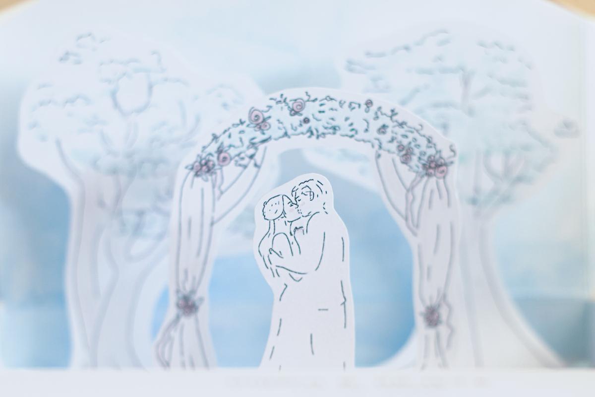 invitación desplegable hecha con una caja. Visto en "IamaMessBlog"