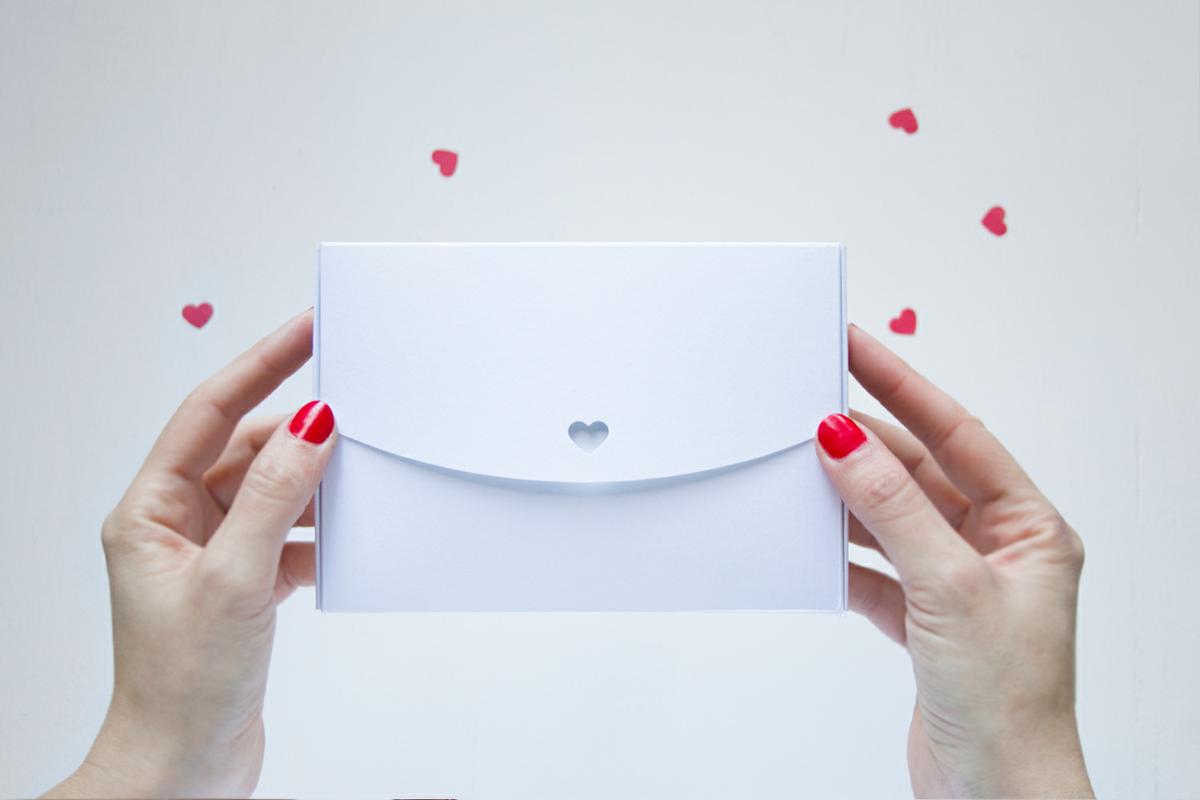 invitación desplegable hecha con una caja. Visto en "IamaMessBlog"