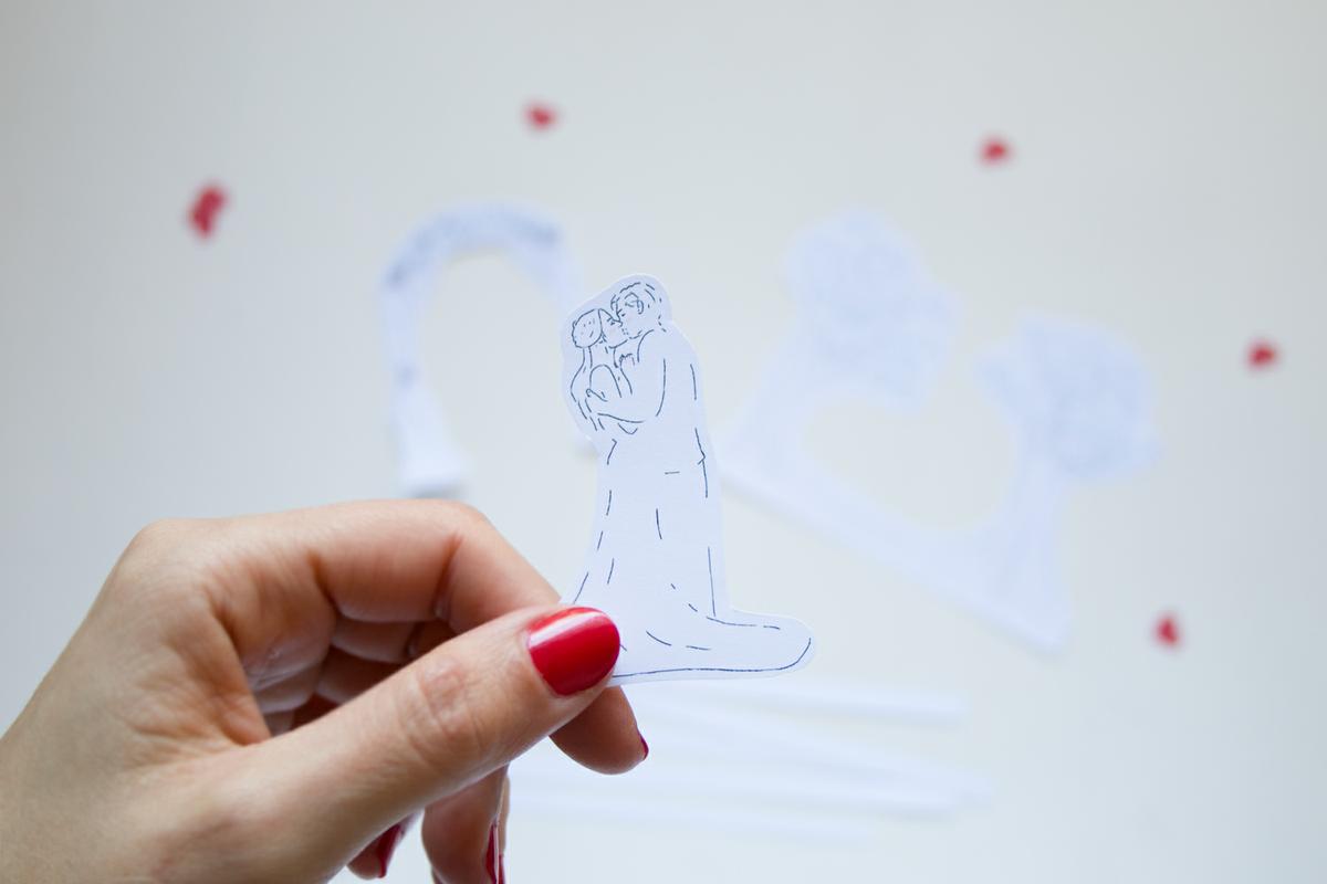 invitación desplegable hecha con una caja. Visto en "IamaMessBlog"