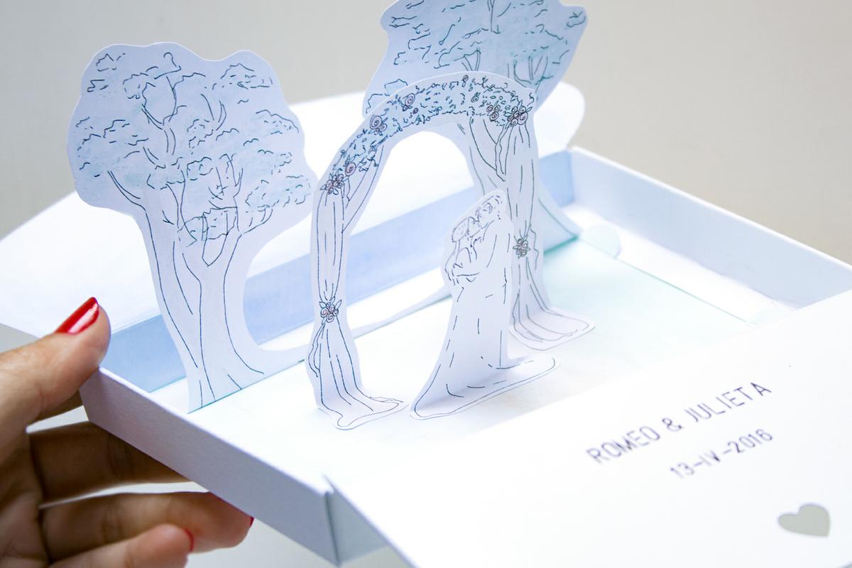 invitación desplegable hecha con una caja. Visto en "IamaMessBlog"