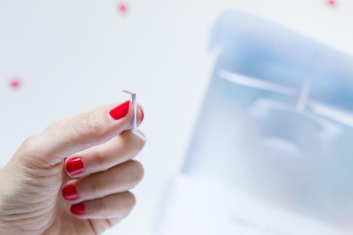 invitación desplegable hecha con una caja. Visto en "IamaMessBlog"