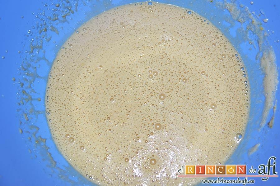 Bizcocho de membrillo, añadir el aceite de girasol y seguir batiendo