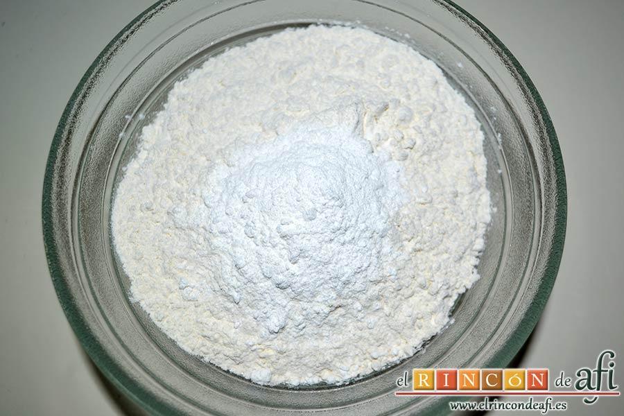 Bizcocho de membrillo, mezclar la harina y la levadura