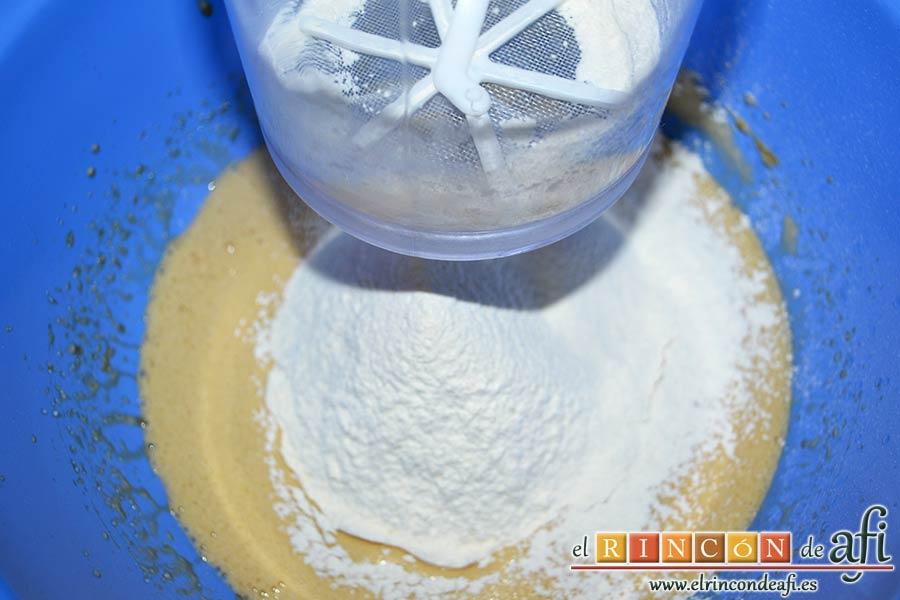 Bizcocho de membrillo, añadirla a la mezcla tamizándola