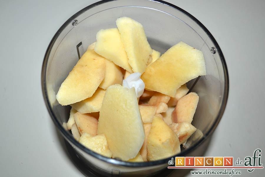 Bizcocho de membrillo, pelar y cortar el membrillo hasta obtener 300 gramos y meterlo en vaso triturador