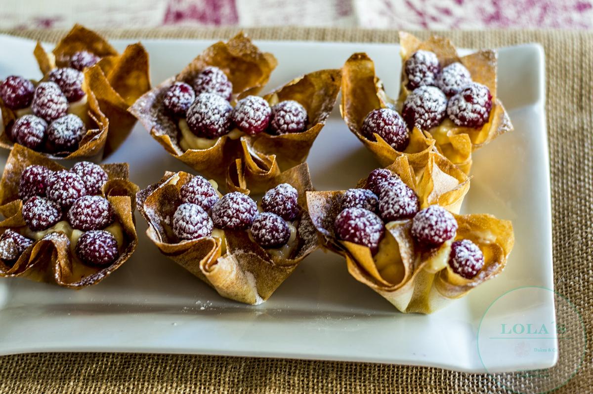Cestitas de masa filo, crema y frambuesas