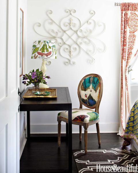 escritorio en una colorida casa en Conneticut